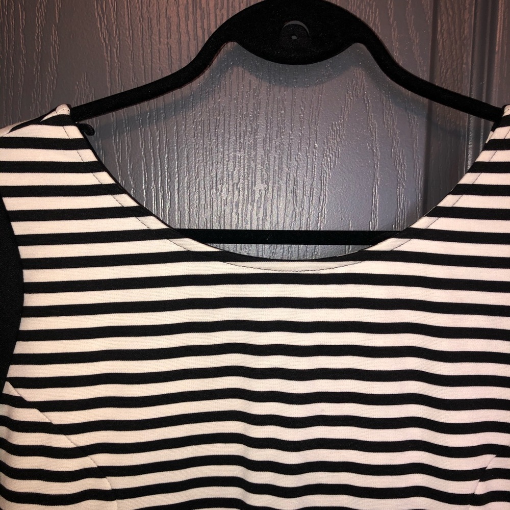 Great striped dress with waist detailing - Picture 5 of 15
